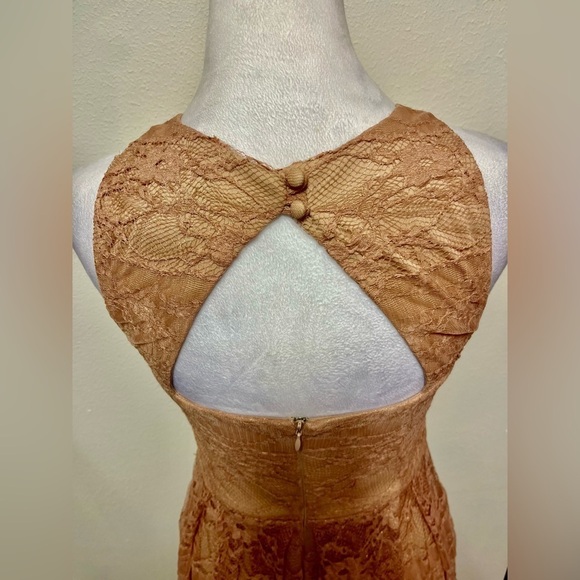 Coconinno Lace Maxi Dress with Shimmery Gold Tones - Picture 4 of 10